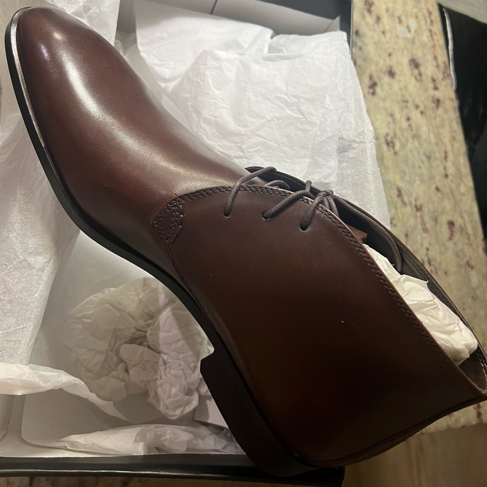 NWT - Saks Fifth Avenue Collection leather lace up dress shoes.